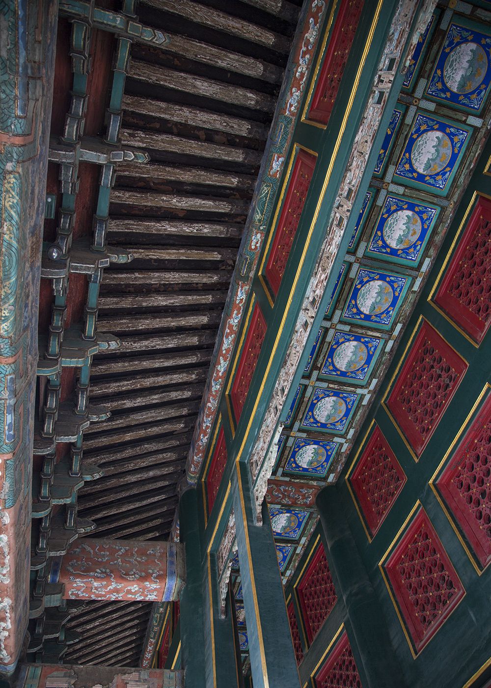 行走在故宫,遇黑色琉璃瓦顶的文渊阁