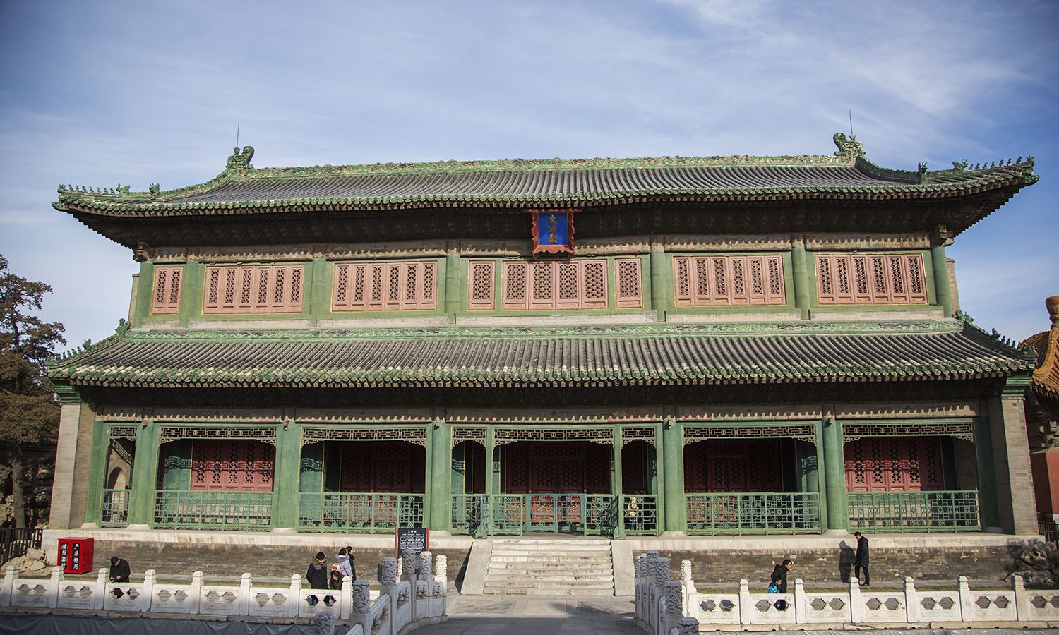 行走在故宫,遇黑色琉璃瓦顶的文渊阁