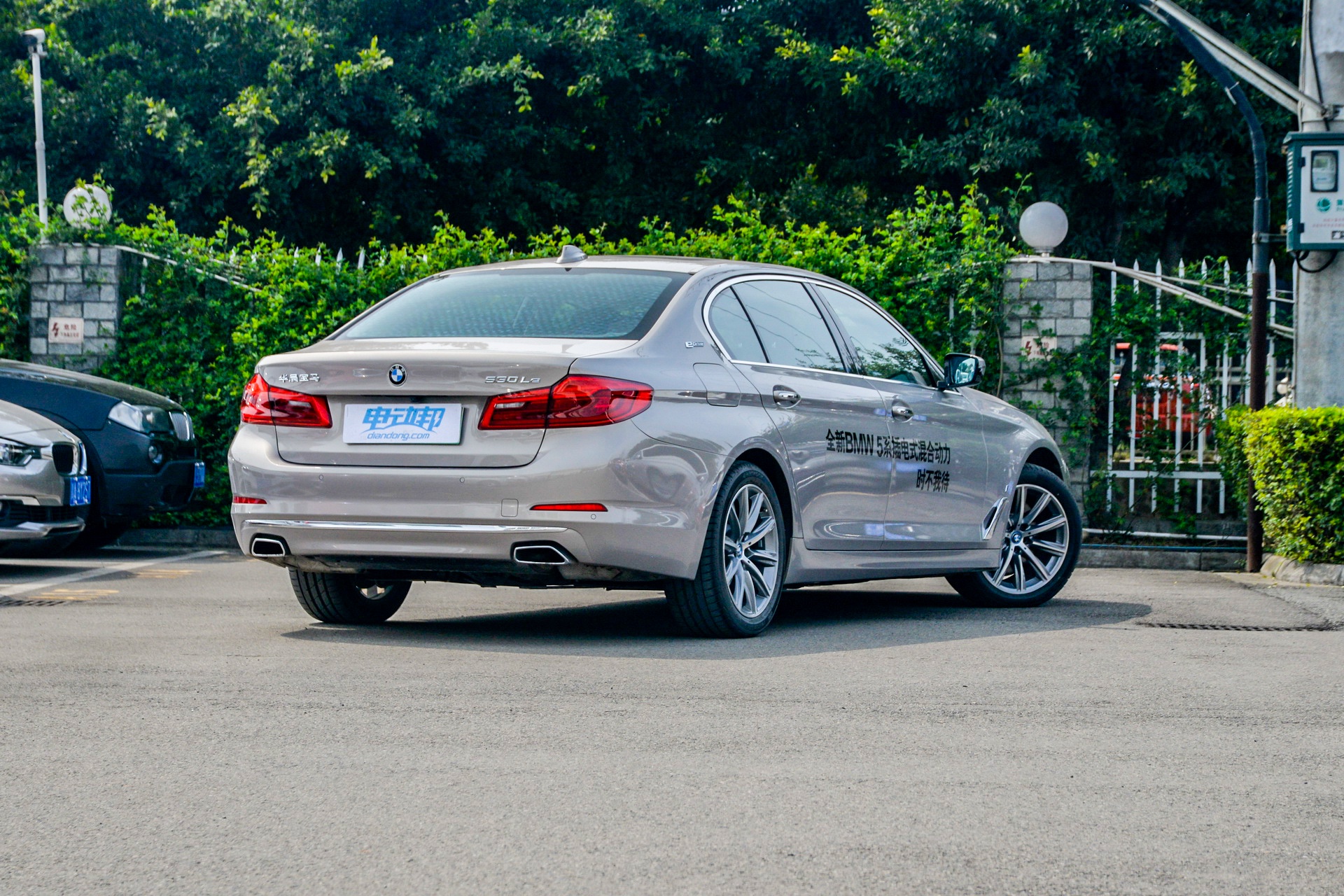 升级版车型可以看做是宝马530le 的一个小改款,外观和内饰都没有改动