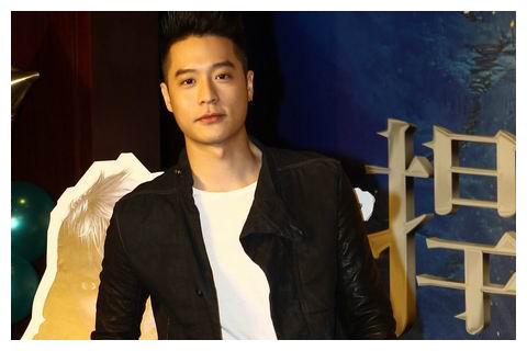 前男友周汤豪也是帅哥一枚,比萧亚轩小了9岁现任男友黄皓是1995年出生