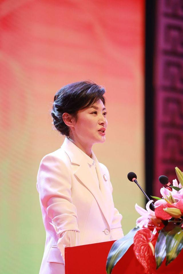 51岁周涛主持活动,白色西装优雅大方,风采不减当年!