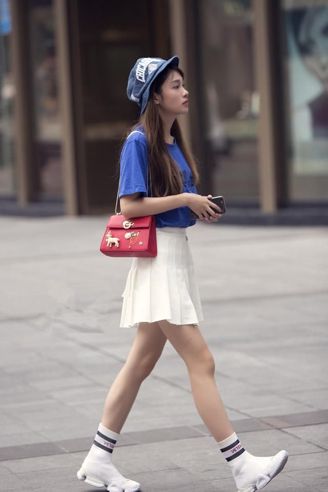 时尚美女高挑身材的小姐姐脚踩白色运动鞋尽显潮流感