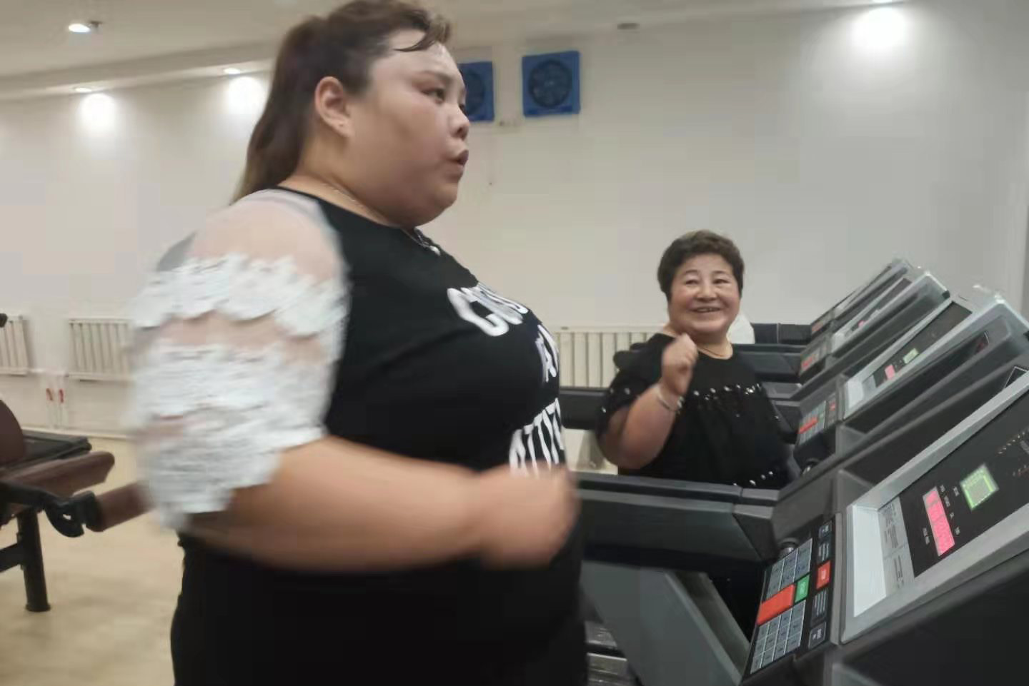 340斤胖儿媳结婚2年没怀孕,急得190斤患癌婆婆陪她一起减肥