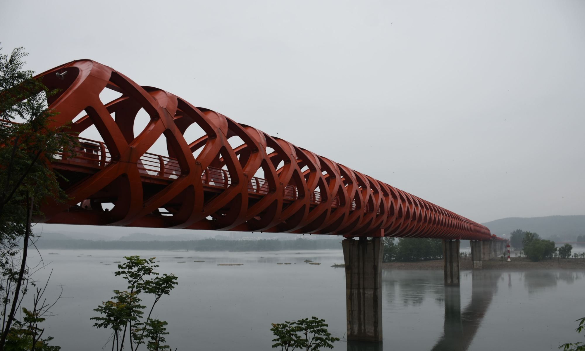 湖北丹江口的网红桥,主桥由56个红色镂空钢架拼装而成,犹如飞虹