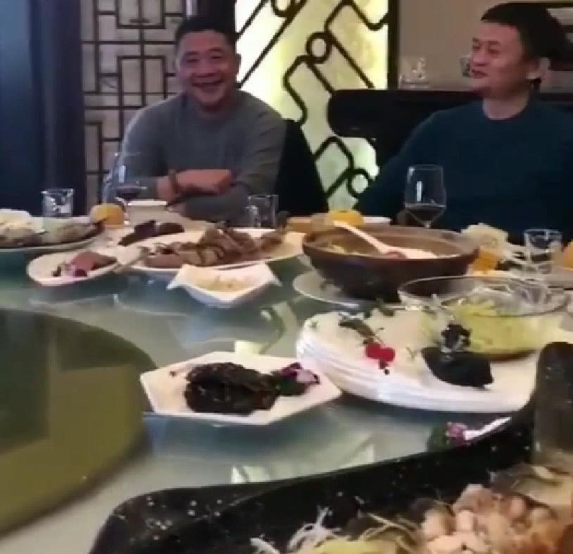 马云现身"奢侈"饭局,桌上的菜引起瞩目,网友:吃不起