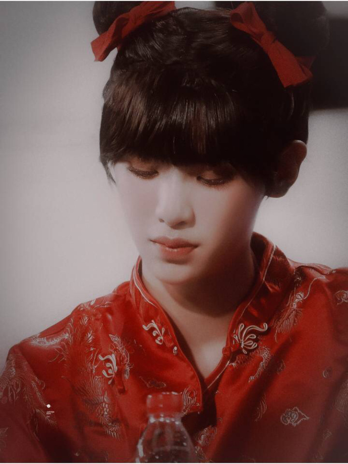 黄明昊justin在一次见面会上cos的春丽绝对深入人心了~justin:我是