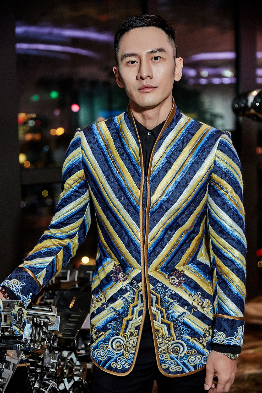 顾佑明现身品牌大秀 亮彩条纹造型复古摩登显风度