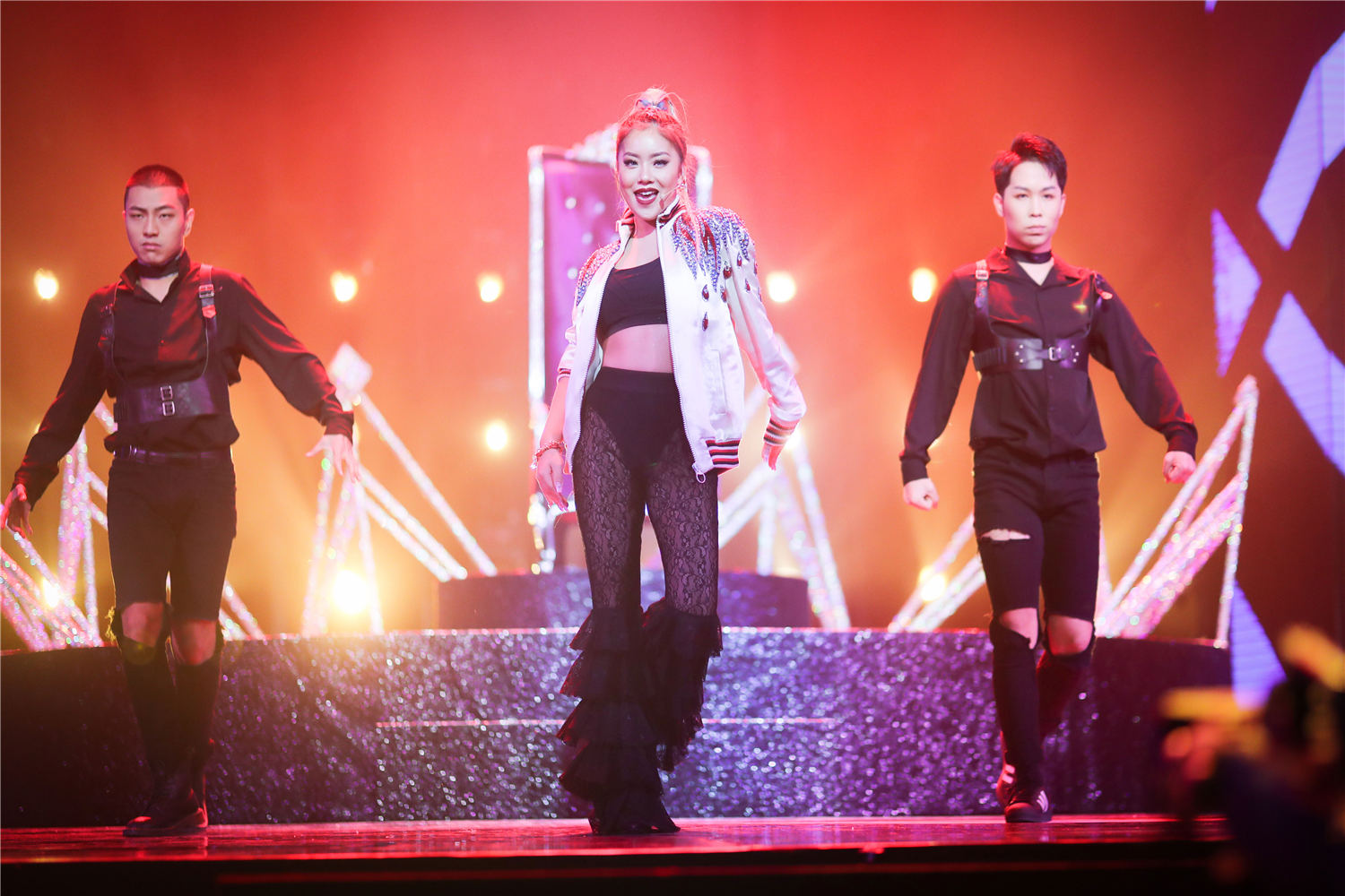 王菊《work for me》打歌舞台 性感蕾丝裤造型秀电臀