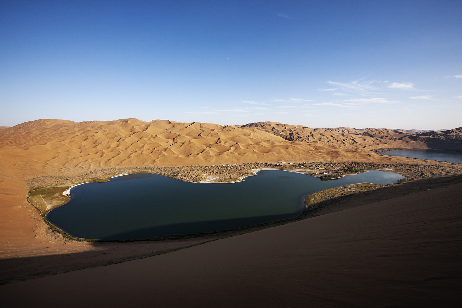 巴丹吉林沙漠的一颗明珠巴丹湖