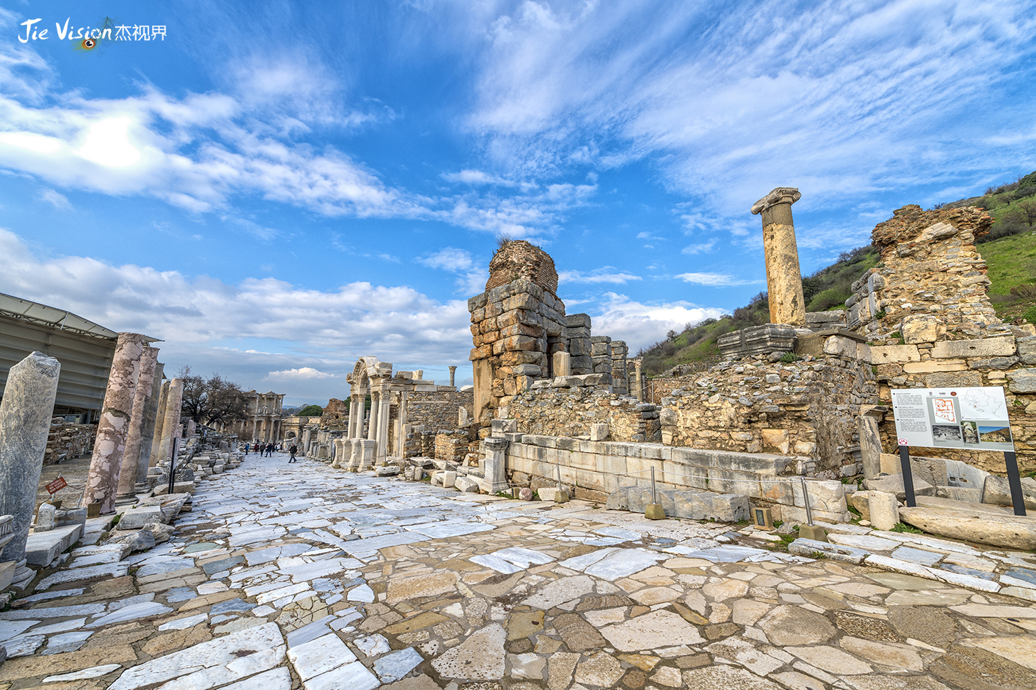 以弗所古城遗迹至今完好地保存着两条主要的街道,一条是当年通往港口