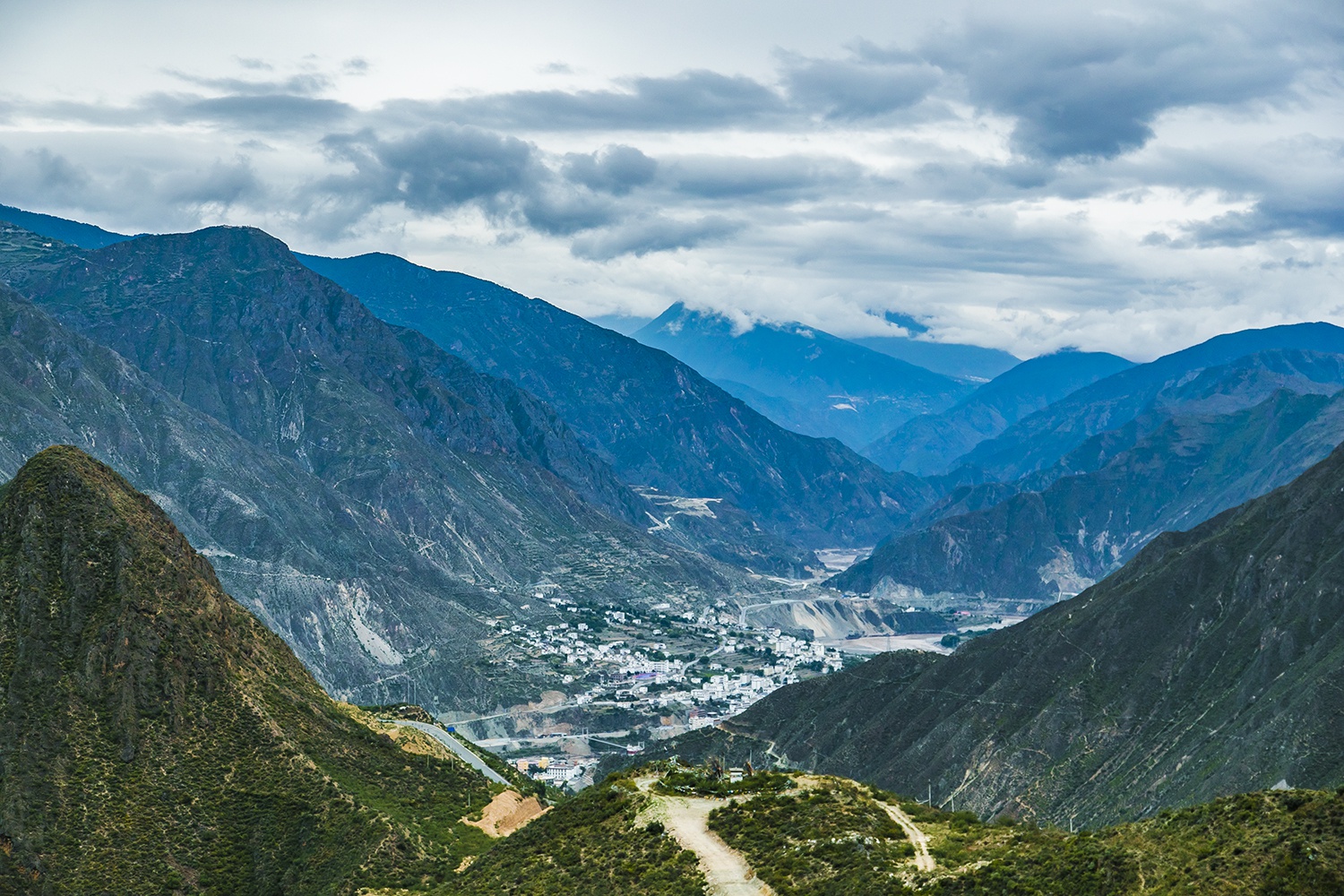 位于川滇藏三省区结合部的得荣县子庚