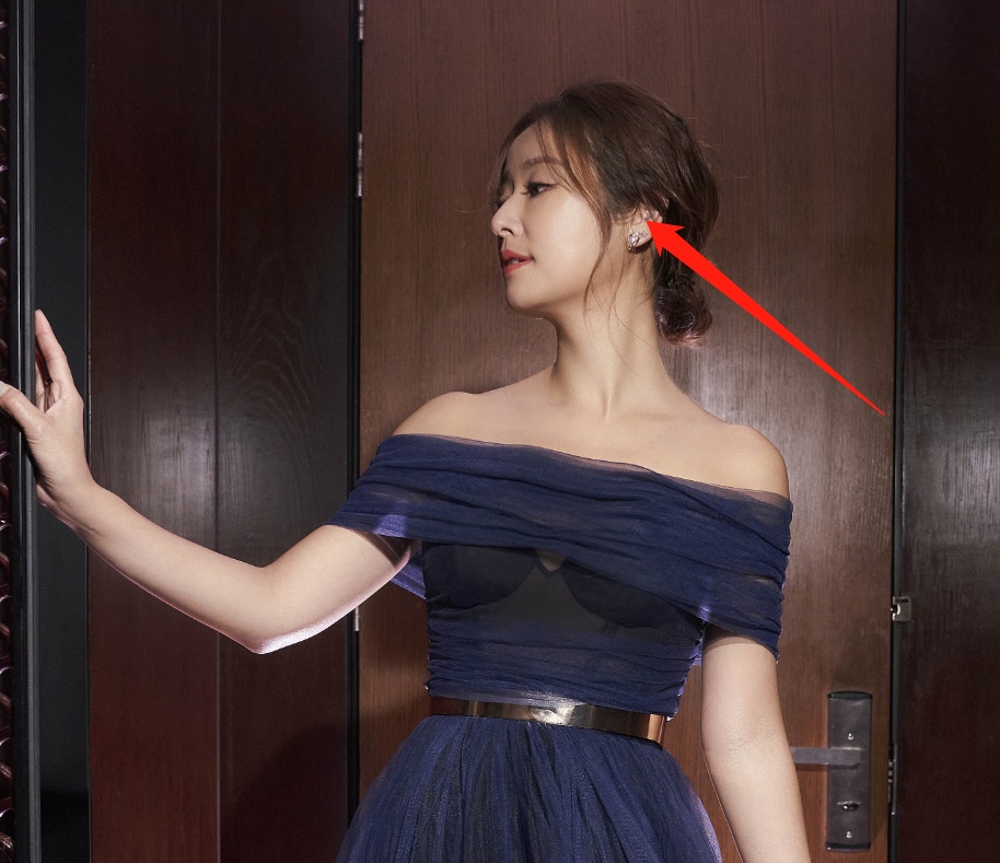 林心如戴耳钉秀自拍照,见到耳钉位置,原谅我没有见过世面