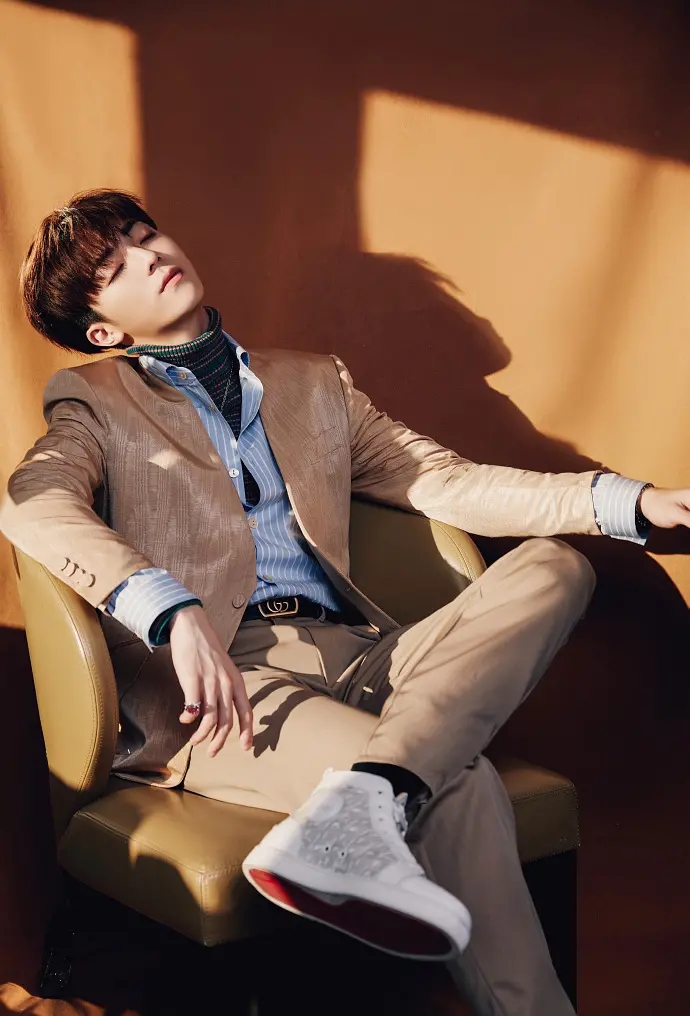 时尚帅气的00后男明星陈立农长眉俊目杂志写真