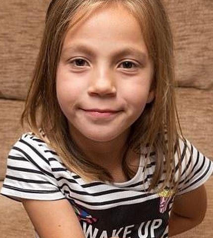 纽扣电池鼻子里"住"近半年7岁女孩15年接受多次手术