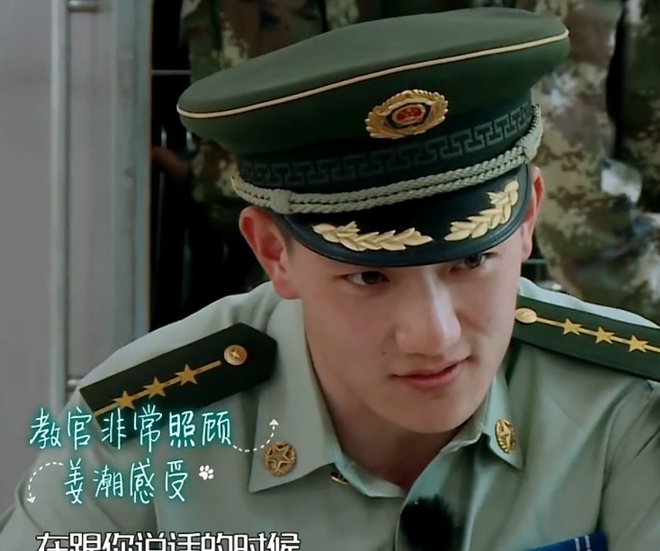 中有这么一个片段,张馨予当指挥,姜潮忍不住笑场,被何捷教官罚站,队伍