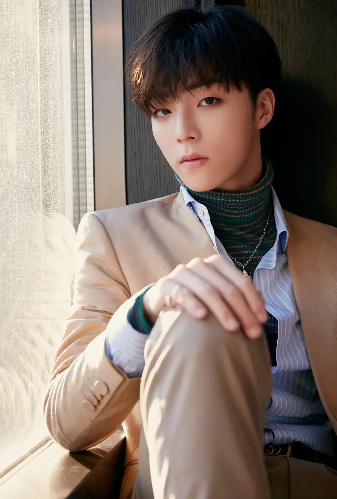 时尚帅气的00后男明星陈立农长眉俊目杂志写真