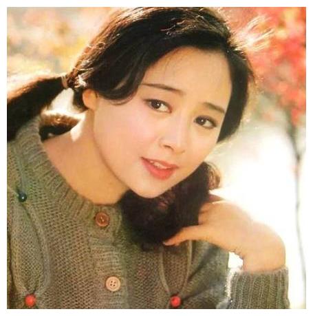 她曾红极一时,拍电影换40套服装,连获4个大奖,61岁仍单身