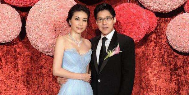 之后卢恬儿又换上一身黑色的礼服,和老公周立璟一起坐下享受晚宴.