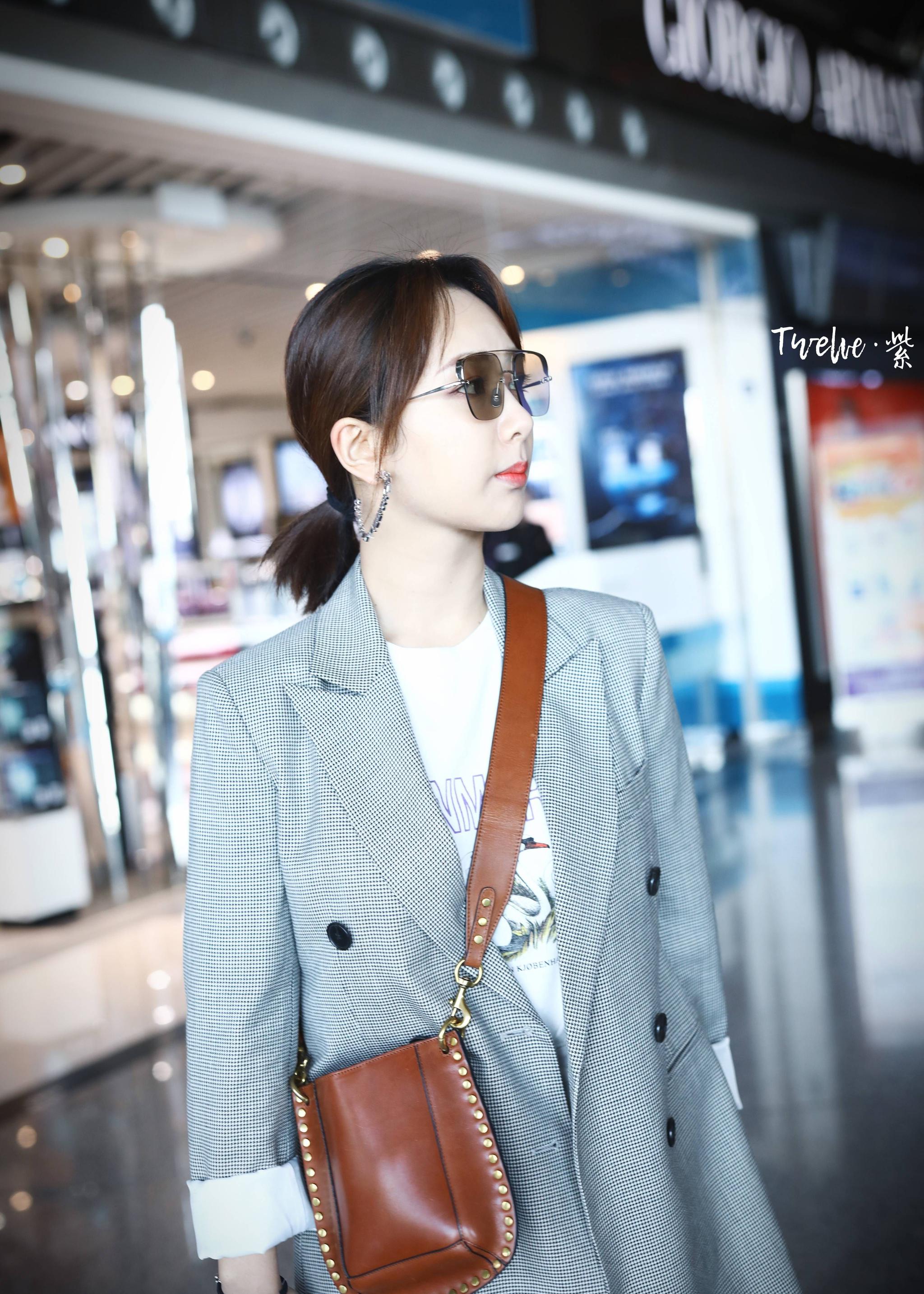 杨紫戴墨镜穿灰色西装现身机场,皮肤白皙面带微笑