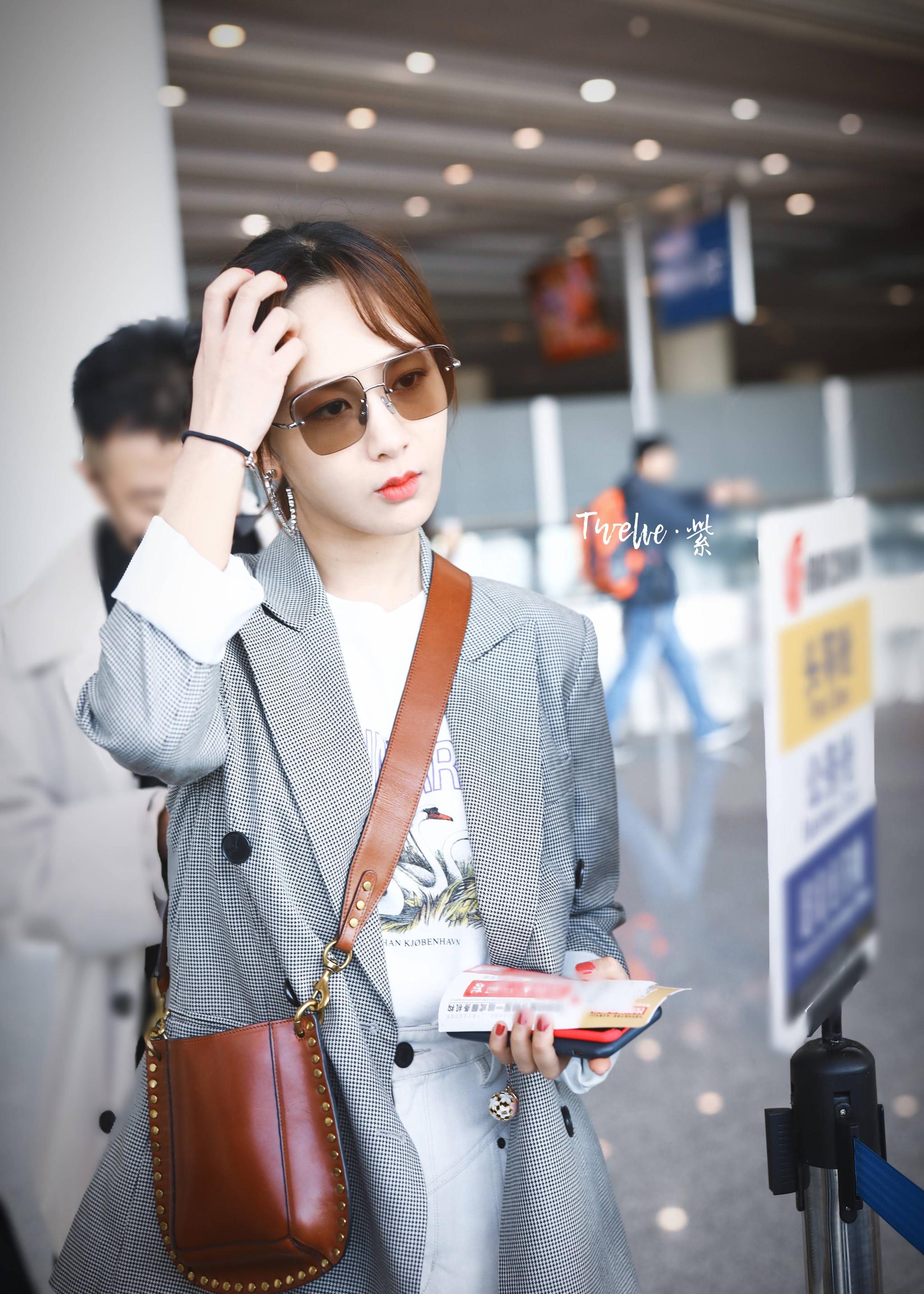 杨紫戴墨镜穿灰色西装现身机场,皮肤白皙面带微笑