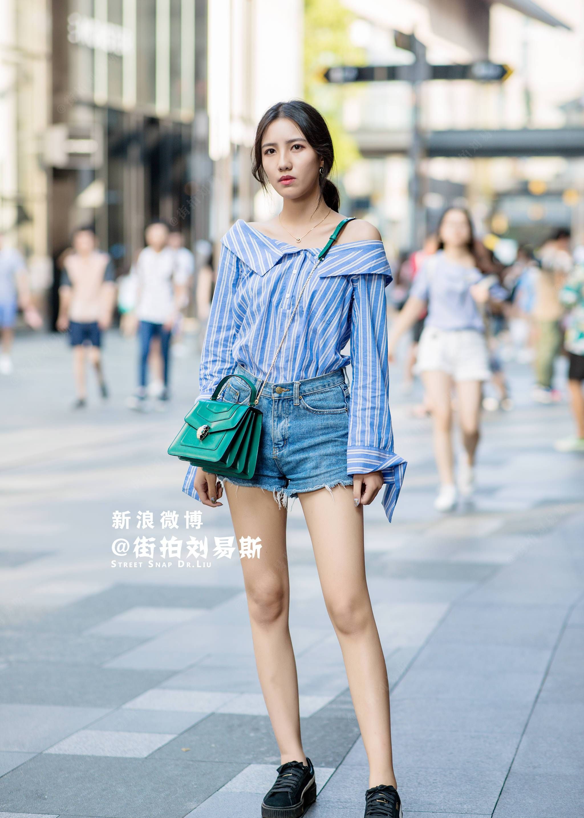 街拍:韵味浓厚的小姐姐,大长腿是街上最美的风景线