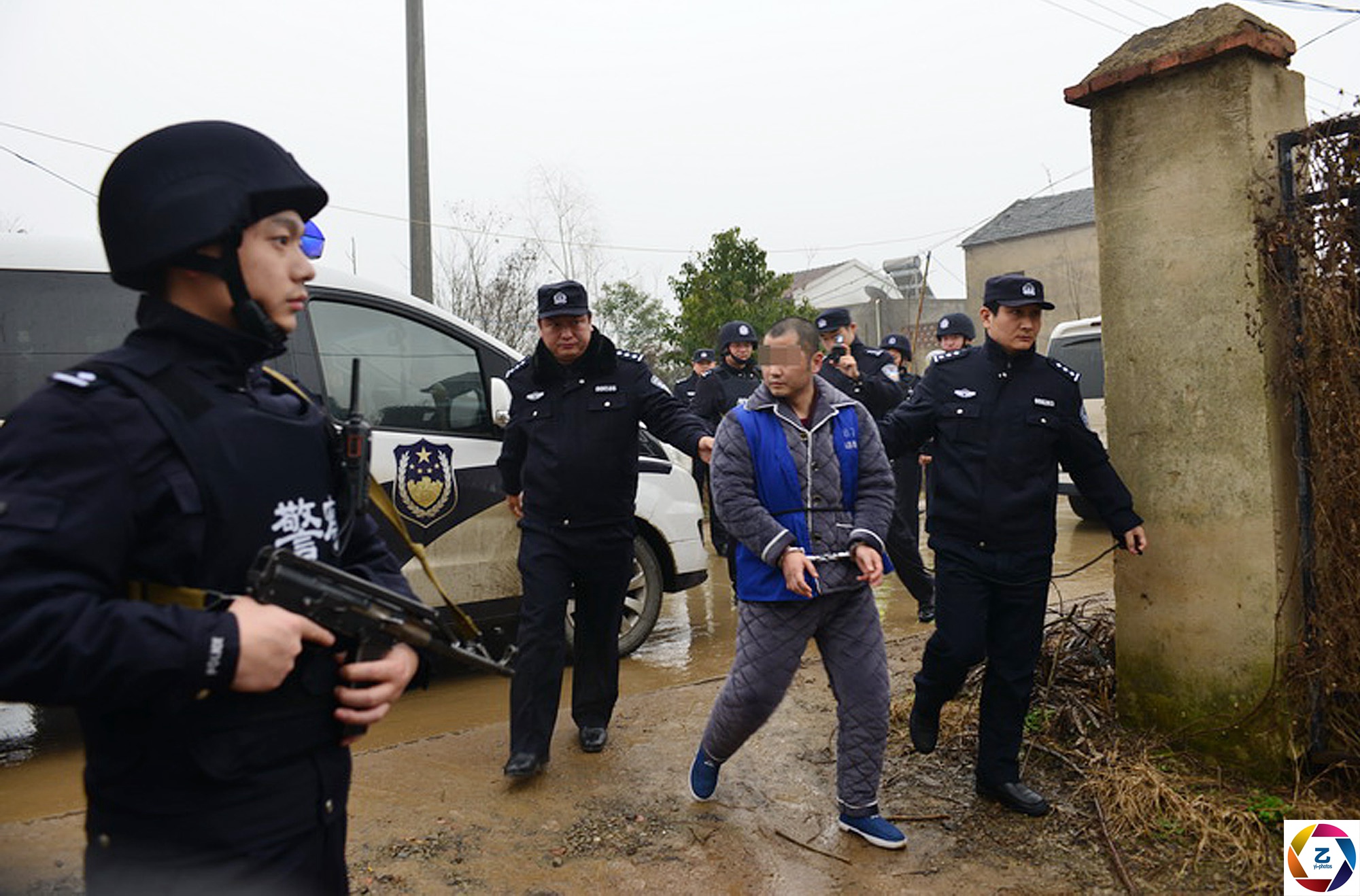 黑恶团伙往日横行乡邻,警方押解指认犯罪现场,围观群众拍手称快