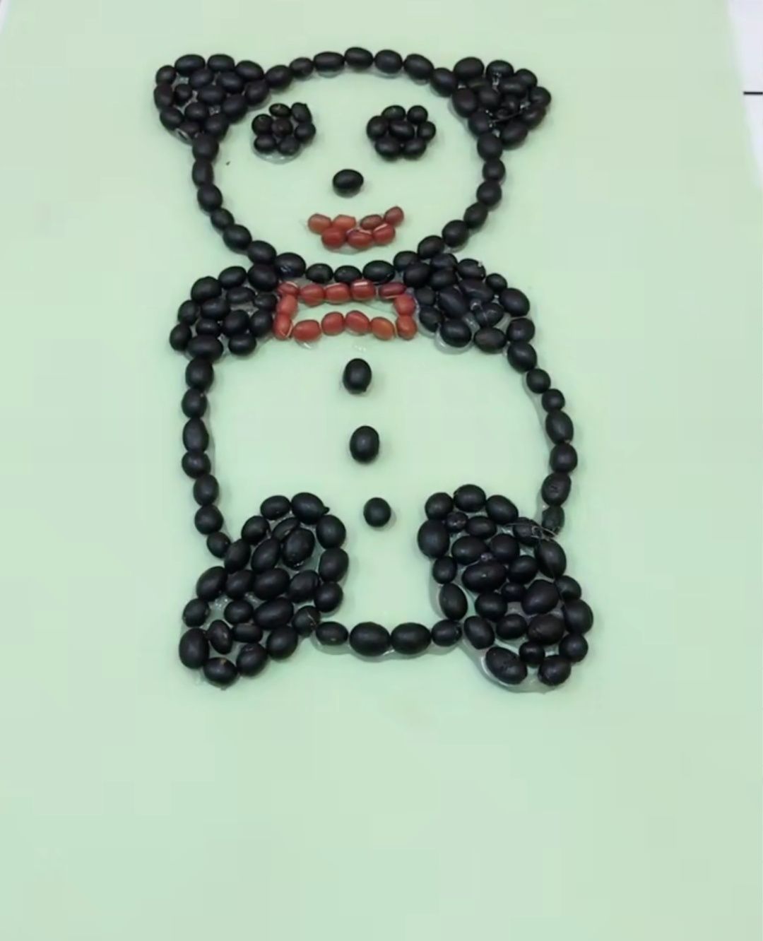 利用黑豆和大米,做出漂亮的小熊,孩子手工作业首选!