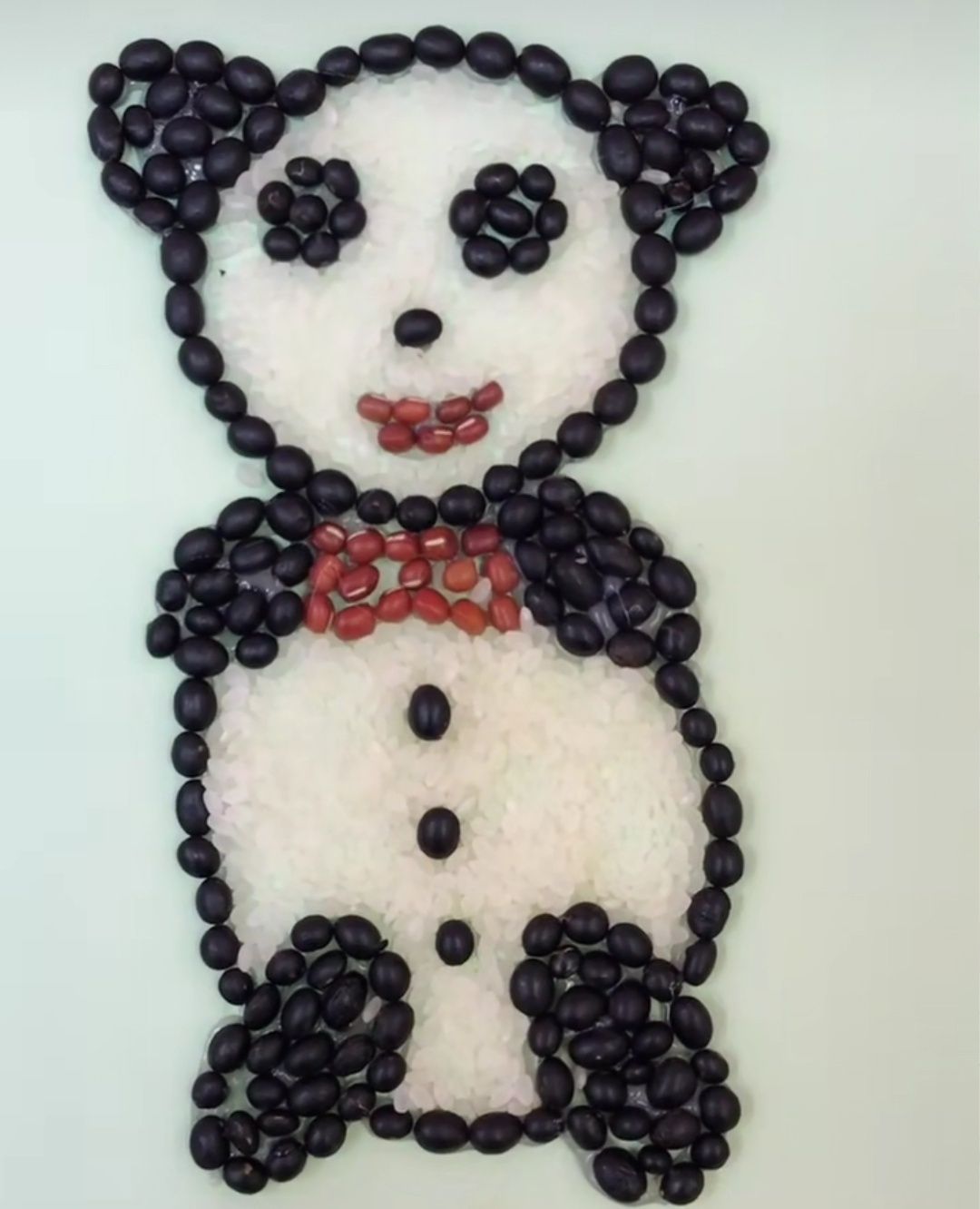 利用黑豆和大米,做出漂亮的小熊,孩子手工作业首选!