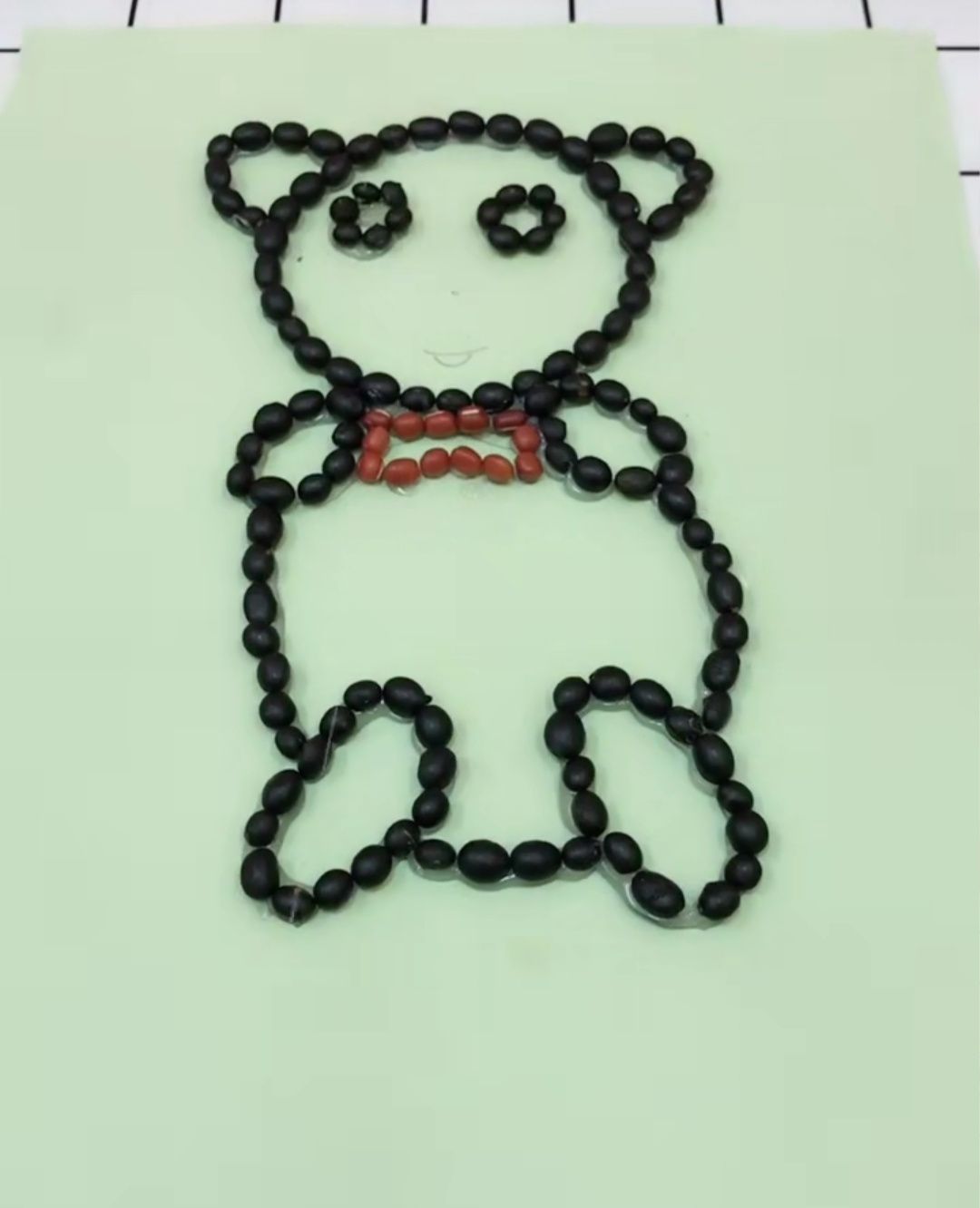 利用黑豆和大米,做出漂亮的小熊,孩子手工作业首选!