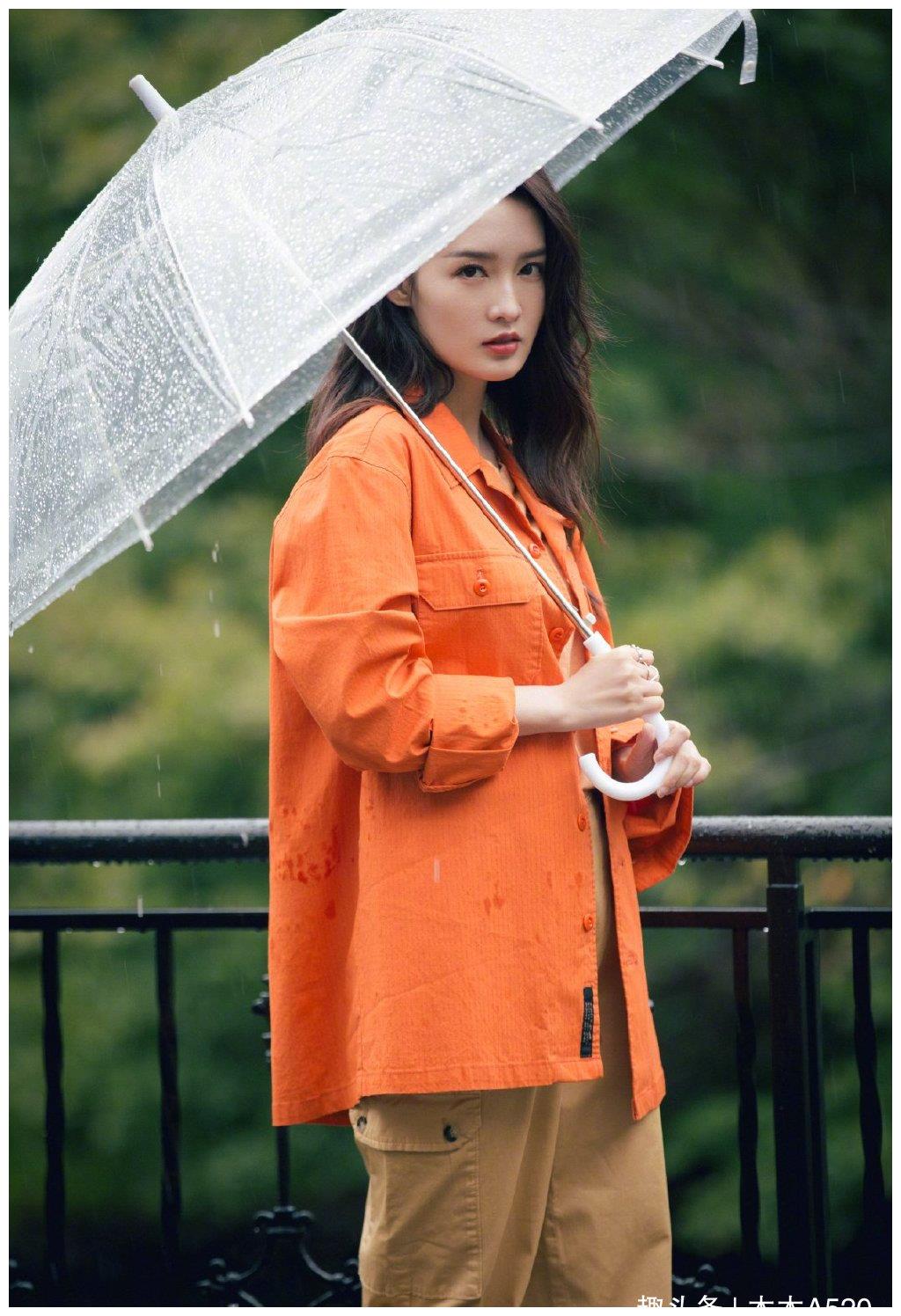 李沁雨天撑伞漫步超唯美,弯头卖萌笑颜如花