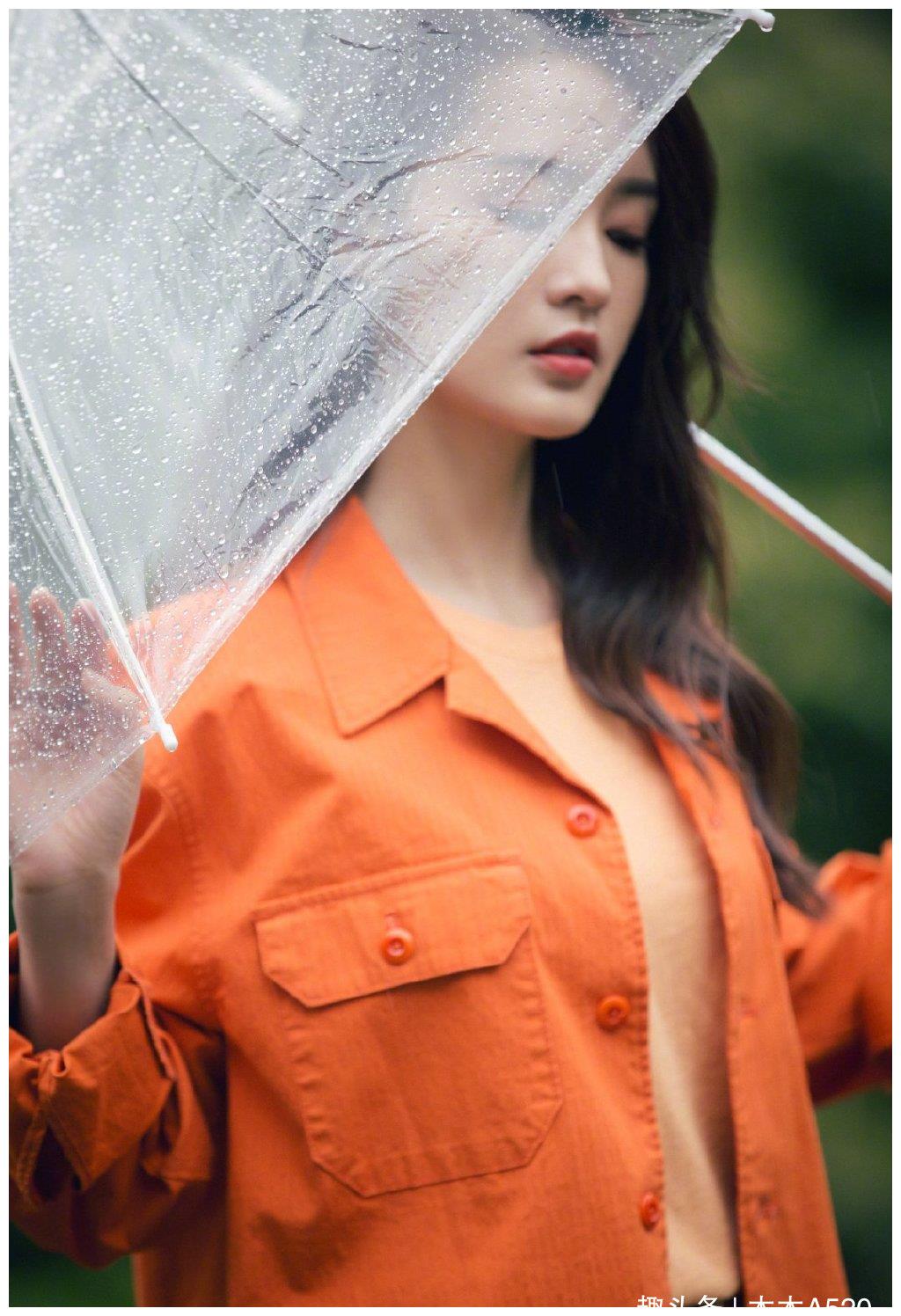 李沁雨天撑伞漫步超唯美,弯头卖萌笑颜如花