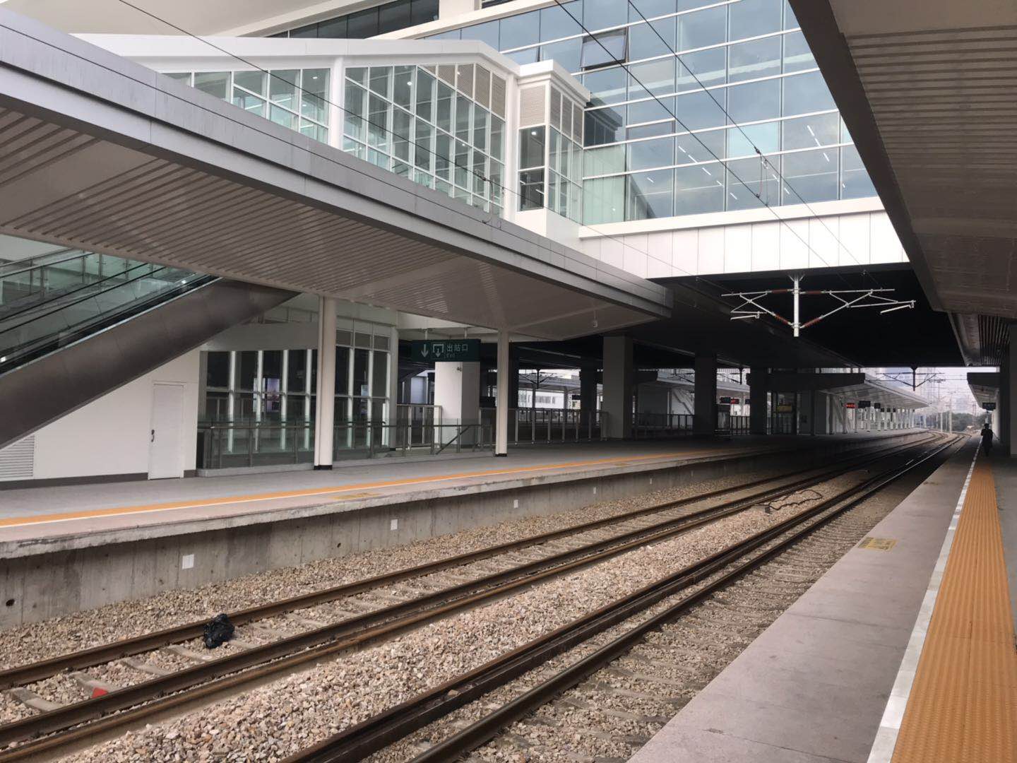 新改造的无锡火车站南广场站台显得更加现代化