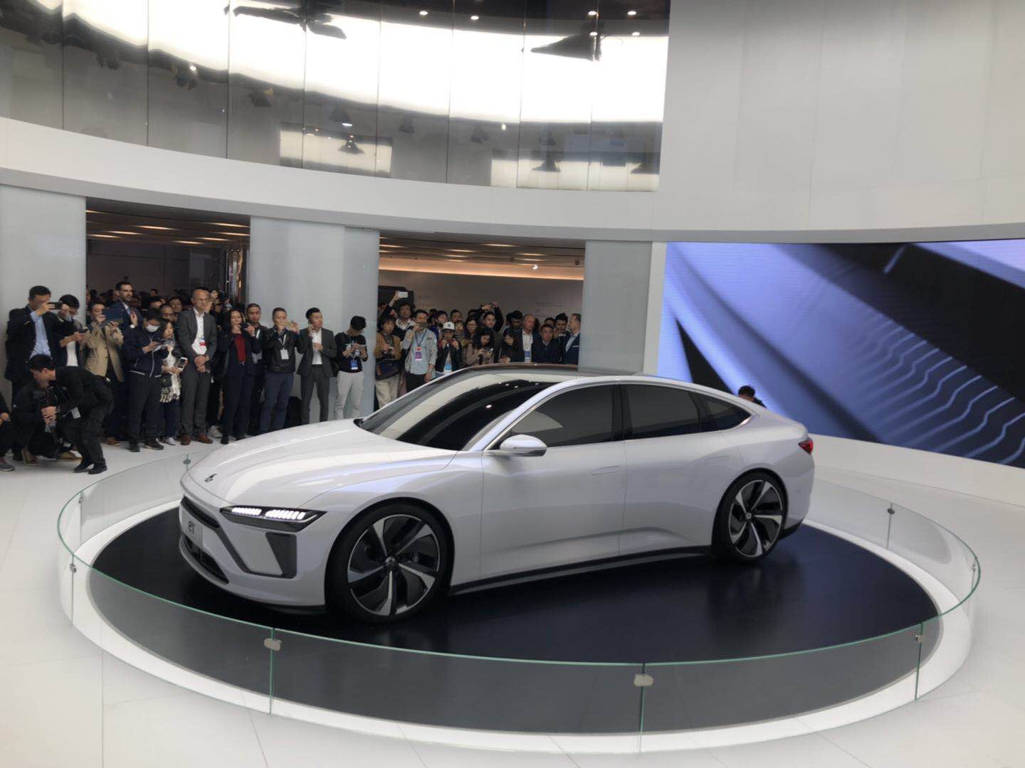 蔚来首款概念轿车et亮相车展-新浪汽车