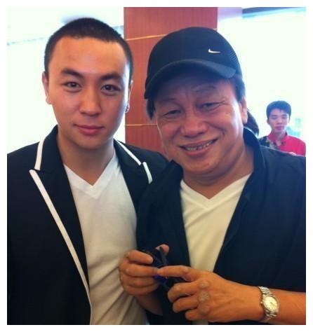 仔细看看李小龙的手,和梁小龙,黄家达的手,对比起来就明白了