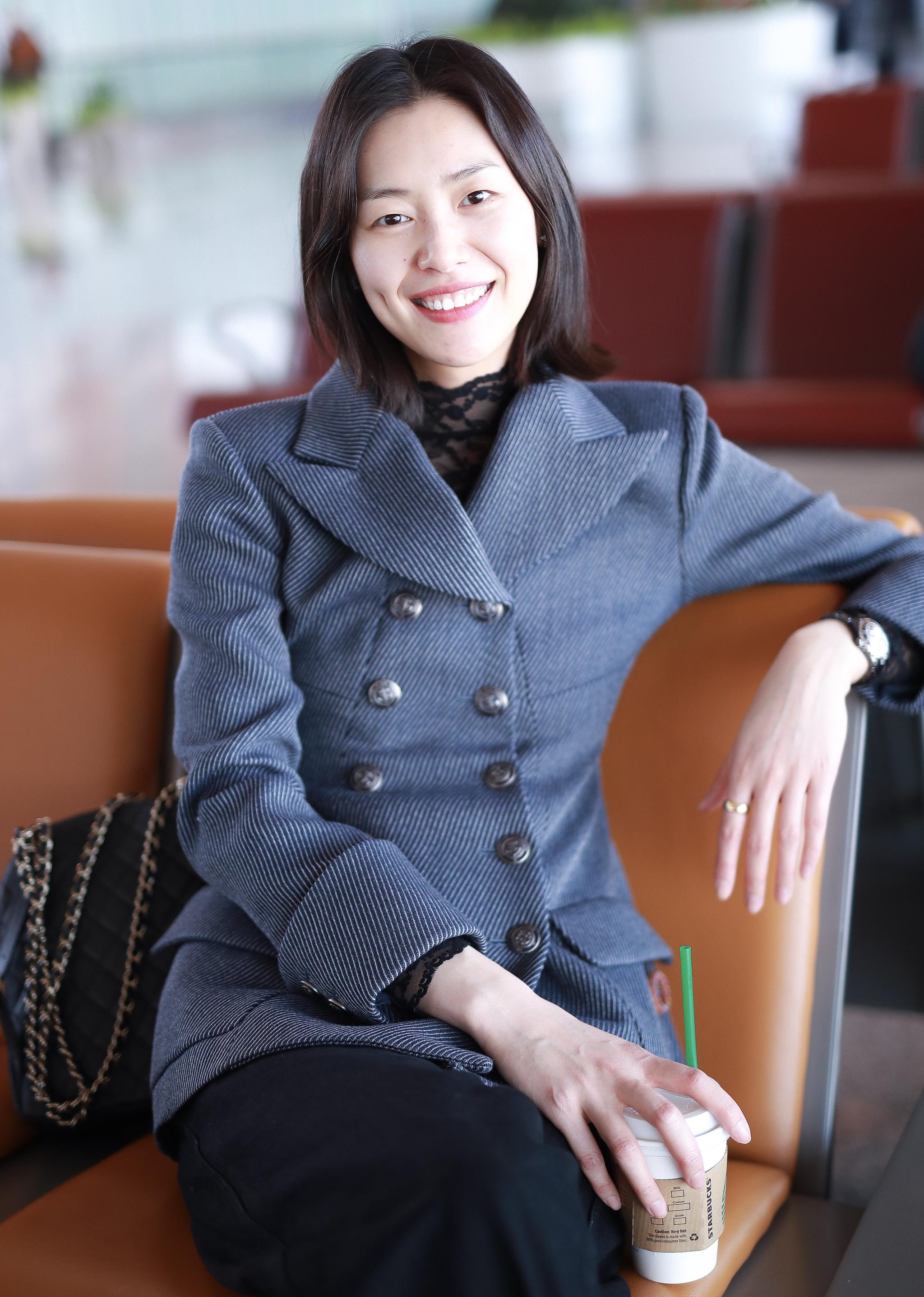 刘雯大佬坐姿霸气十足捧咖啡甜笑显反差萌