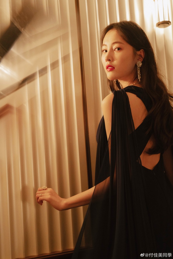 美女舞蹈运动员付佳美戴珠宝写真美照欣赏