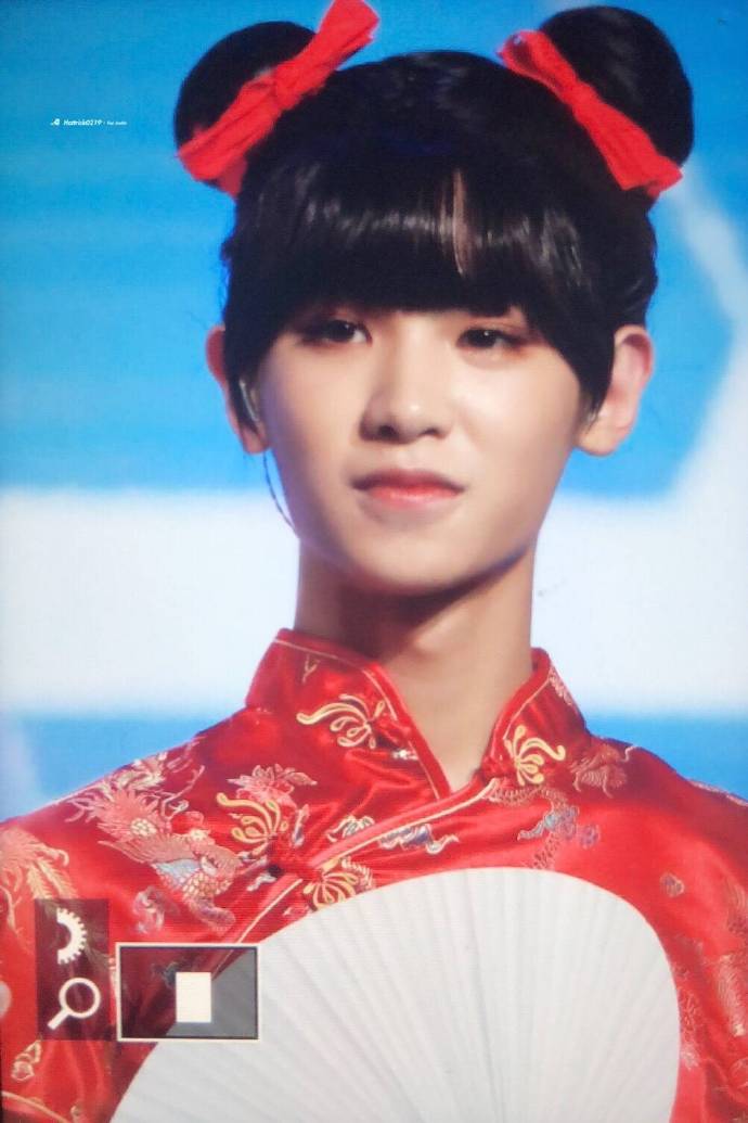 黄明昊女装温婉动人 变身跳劲舞的春丽 反差好大