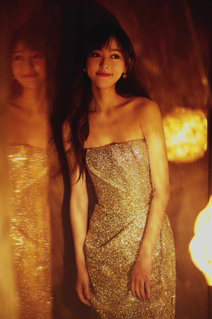 唐嫣一身银色抹胸礼服 性感美丽