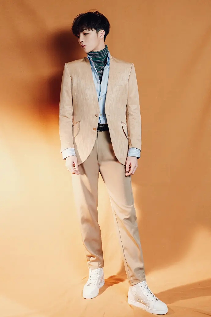 时尚帅气的00后男明星陈立农长眉俊目杂志写真|00后