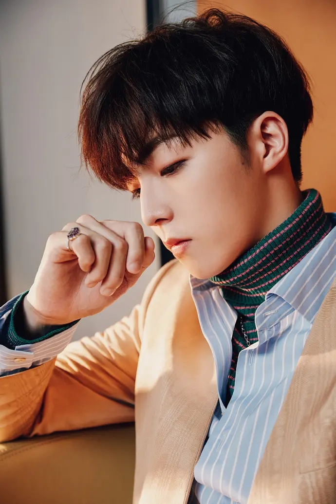 时尚帅气的00后男明星陈立农长眉俊目杂志写真