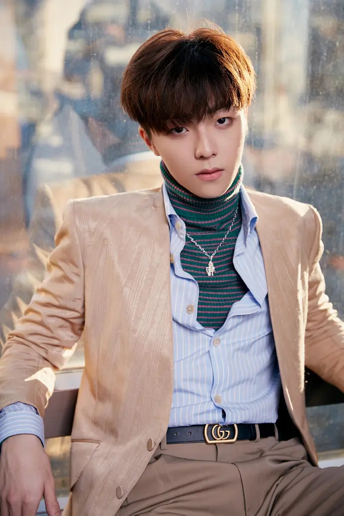 时尚帅气的00后男明星陈立农长眉俊目杂志写真