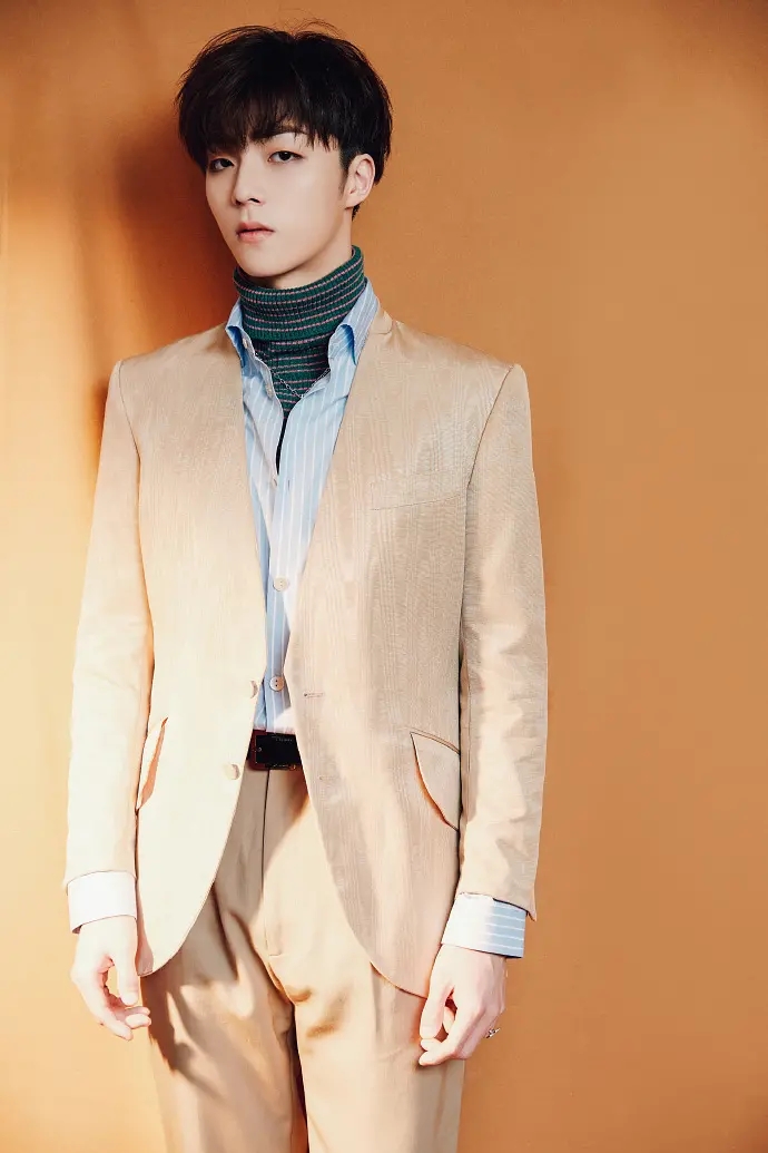 时尚帅气的00后男明星陈立农长眉俊目杂志写真