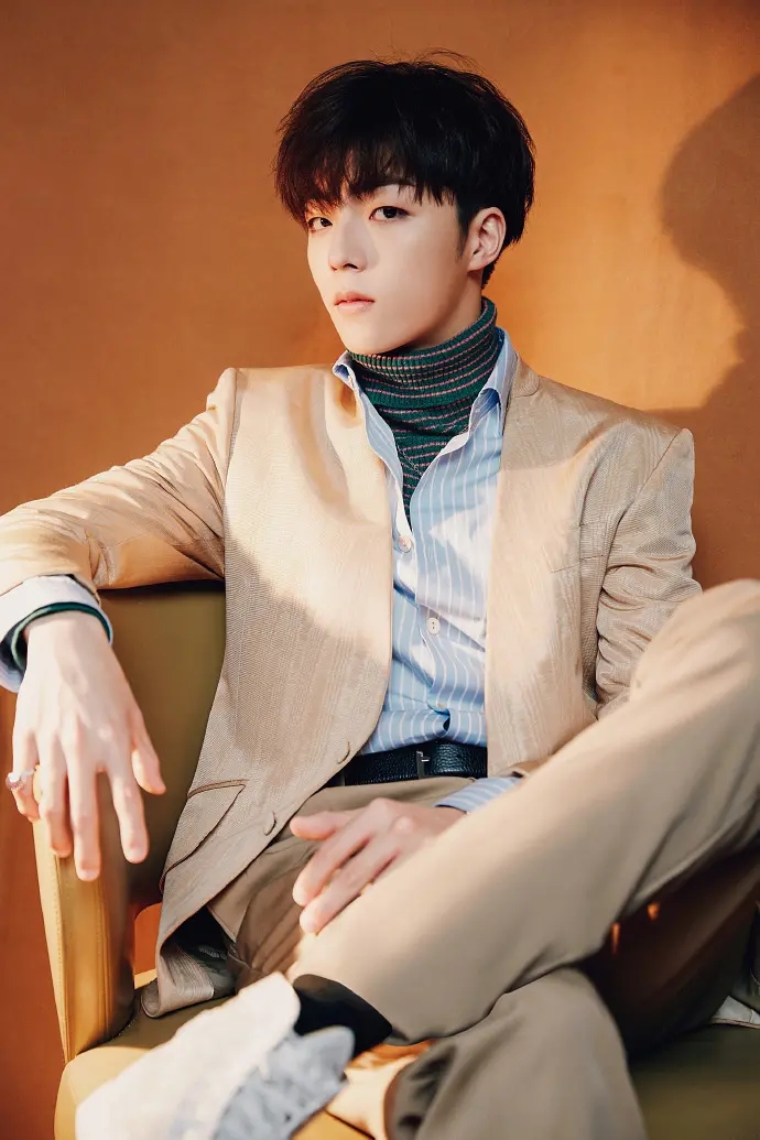 时尚帅气的00后男明星陈立农长眉俊目杂志写真