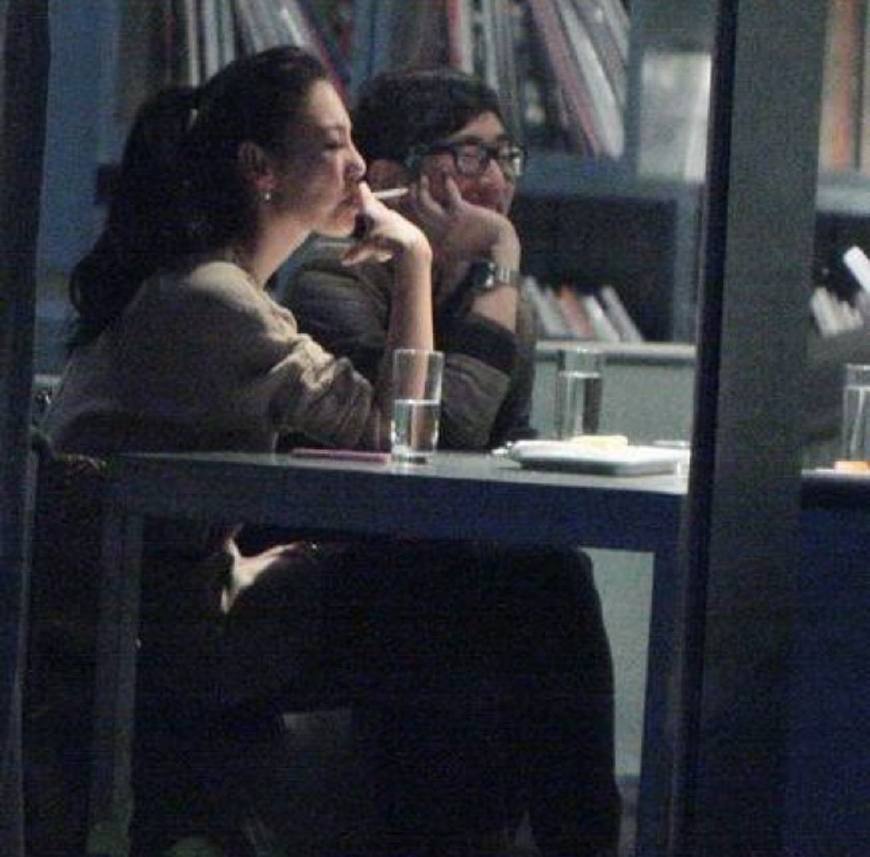 抽烟姿势一览:王源老练,郑爽清纯,俞飞鸿文艺,张雨绮豪迈|俞飞鸿