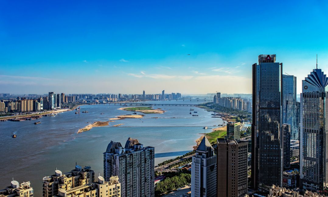 夕阳下的赣江 站在古老的滕王阁上,看对岸日新月异的水泥森林