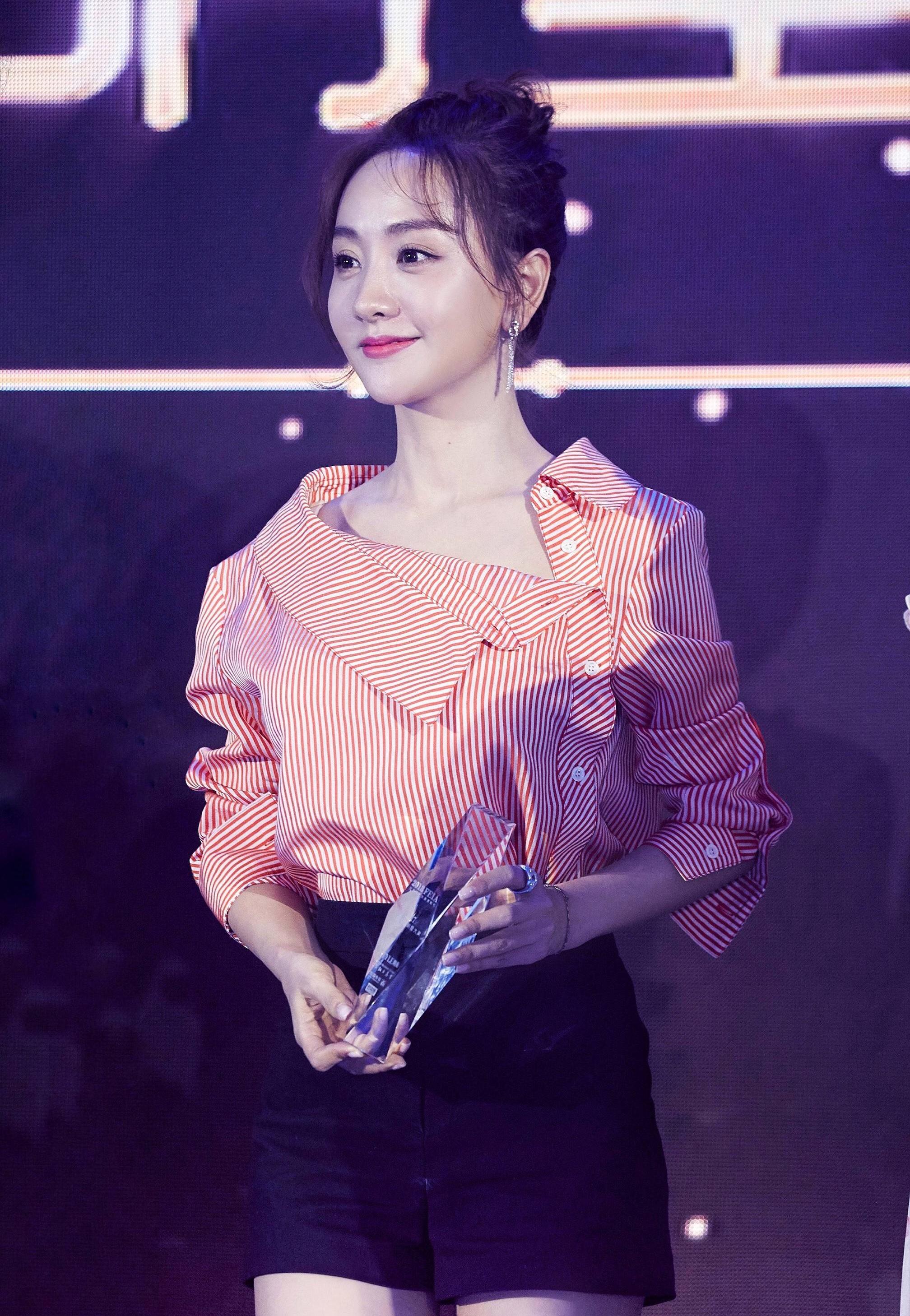 杨蓉绝美穿搭条纹衬衣搭配黑色短裤,大长腿修长笔直,貌美如花