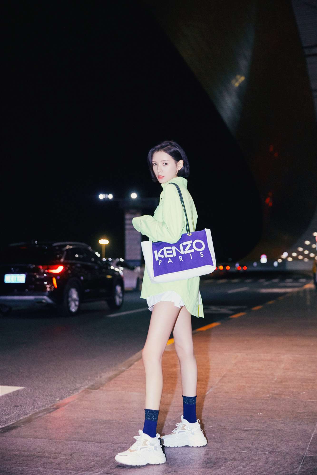 张予曦开启巴黎时装周之旅 潮范look十足亮眼