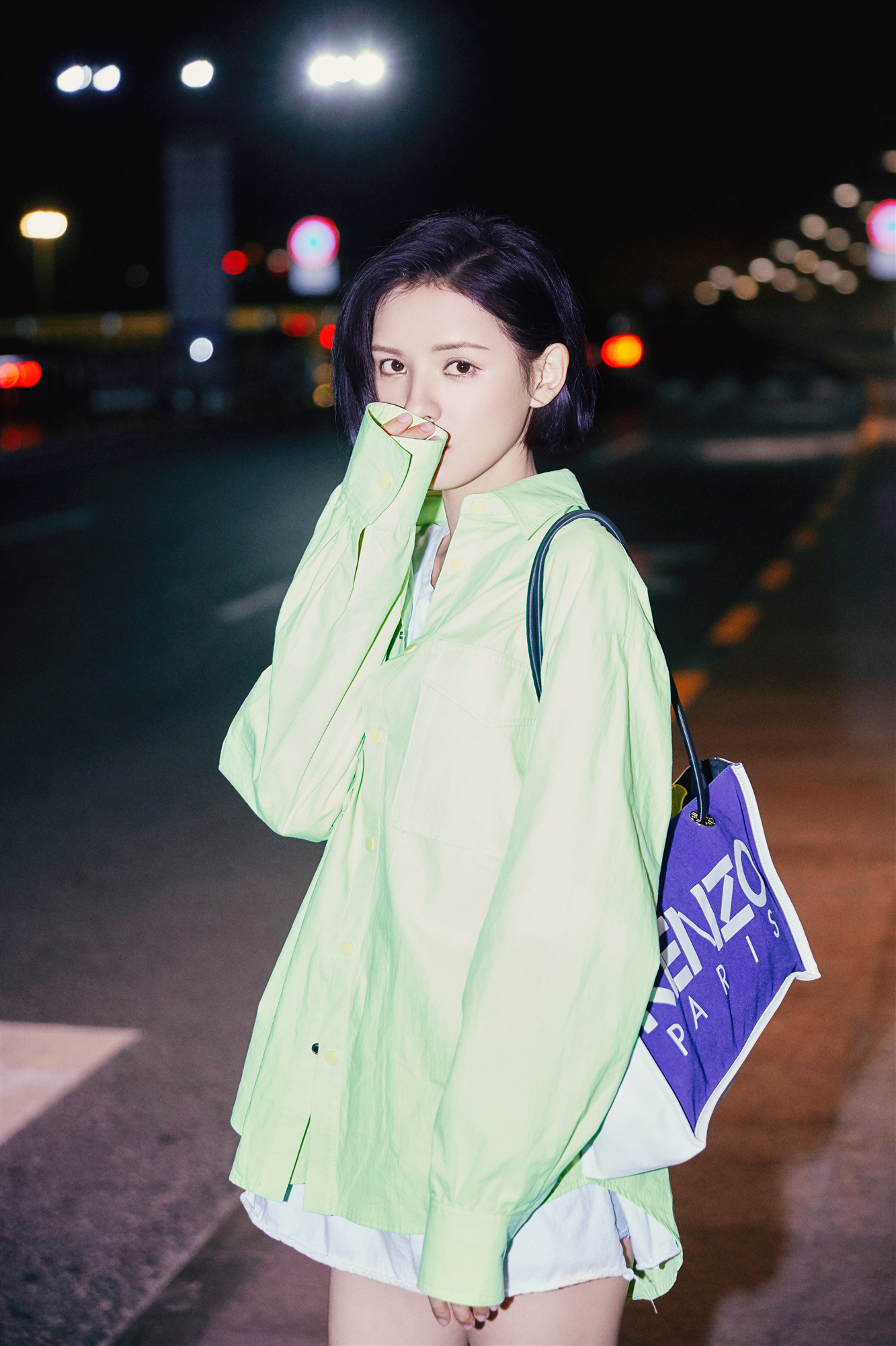 张予曦开启巴黎时装周之旅 潮范look十足亮眼