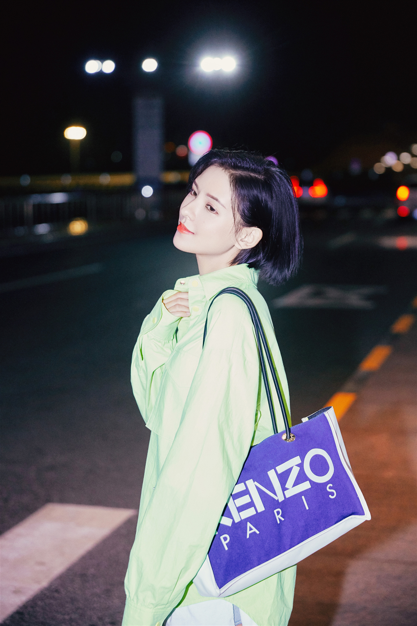 张予曦开启巴黎时装周之旅 潮范look十足亮眼