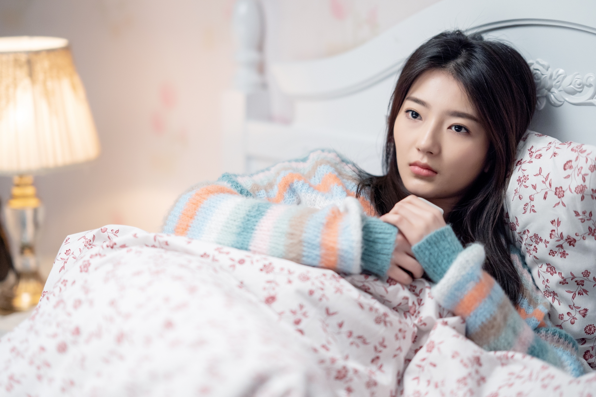 白卉子激荡杀青化身甜美白骨精演绎女性精英的故事